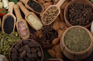 Arka planda, taze fesleğen yakın çekim