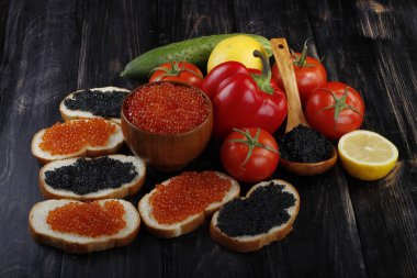 Kırmızı ve siyah havyar. 