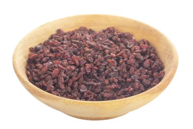 beyaz arka plan üzerinde izole ahşap fincan dut, yakın çekim 