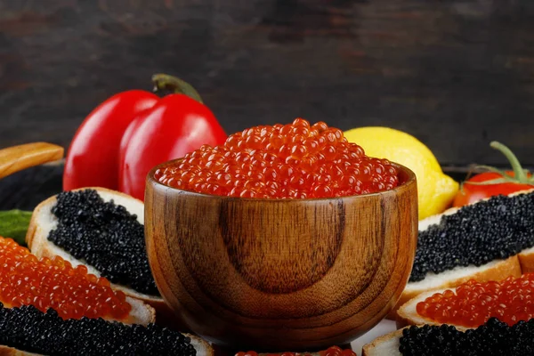 Kırmızı ve siyah havyar. 