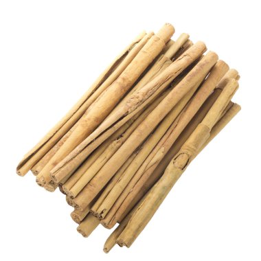 tarçın yığını beyaz izole