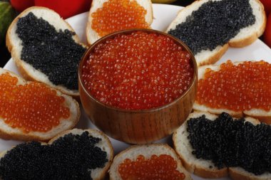 Kırmızı ve siyah havyar. 