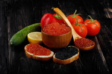 Kırmızı ve siyah havyar. 