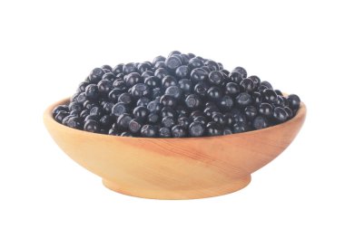 beyaz arka plan üzerinde izole ahşap kase içinde bilberries, yakın çekim