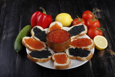 Kırmızı ve siyah havyar. 