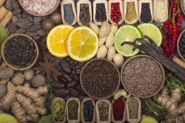 pazar tezgahında çeşitli tohum ve fındık