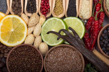 pazar tezgahında çeşitli tohum ve fındık