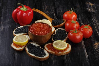 Kırmızı ve siyah havyar. 