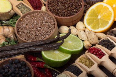 pazar tezgahında çeşitli tohum ve fındık