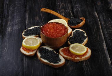 Kırmızı ve siyah havyar. 