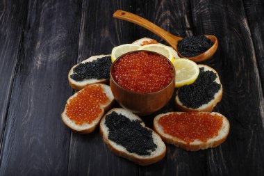 Kırmızı ve siyah havyar. 