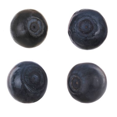 siyah bilberries beyaz arka plan üzerinde izole, yakın çekim