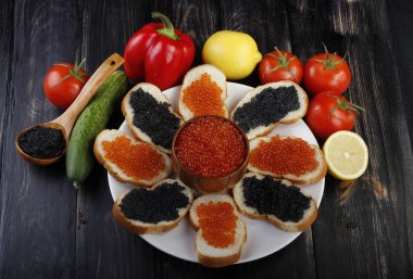 Kırmızı ve siyah havyar. 