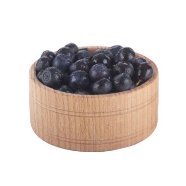 beyaz arka plan üzerinde izole ahşap kase içinde bilberries, yakın çekim