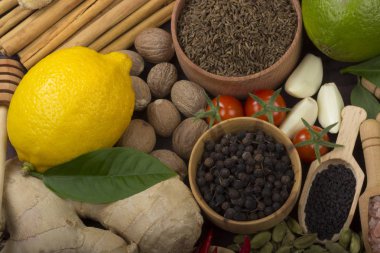 Arka planda, taze fesleğen yakın çekim