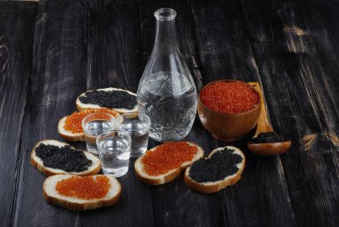 Kırmızı ve siyah havyar. 