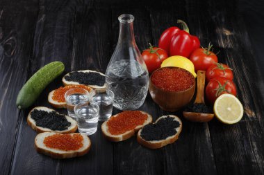 Kırmızı ve siyah havyar. 