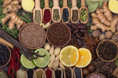 pazar tezgahında çeşitli tohum ve fındık