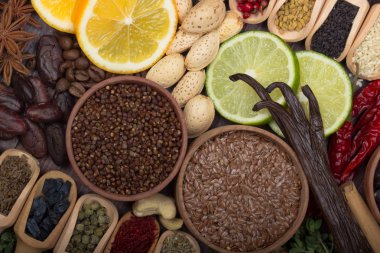 pazar tezgahında çeşitli tohum ve fındık