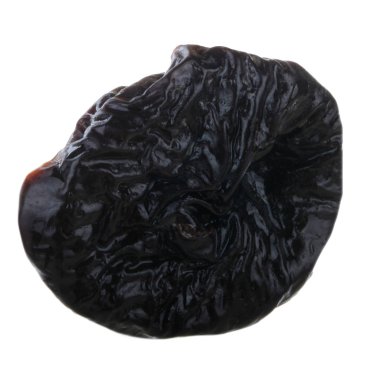 Kurumuş erik beyaz arkaplanda izole