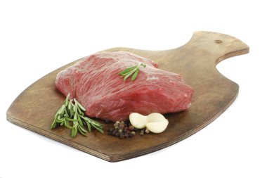 beyaz arka plan üzerinde izole hardboard taze çiğ sığır eti biftek