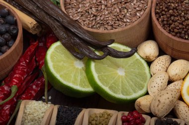 pazar tezgahında çeşitli tohum ve fındık