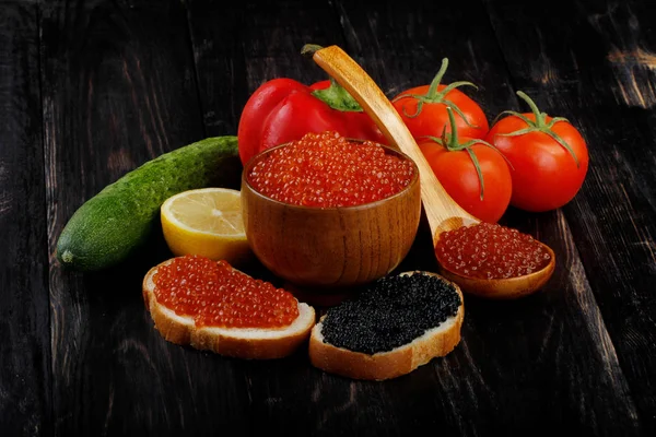 Kırmızı ve siyah havyar. 