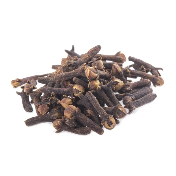 beyaz arka plan üzerinde izole karanfil çeşni yığını