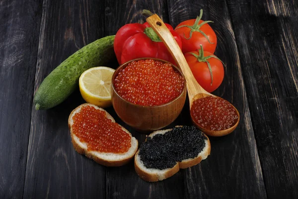 Kırmızı ve siyah havyar. 