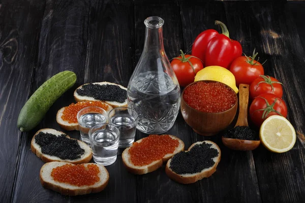 Kırmızı ve siyah havyar. 