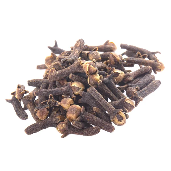 beyaz arka plan üzerinde izole karanfil çeşni yığını
