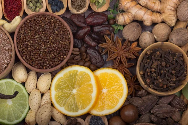 pazar tezgahında çeşitli tohum ve fındık