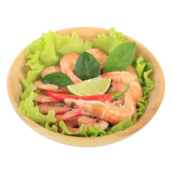 beyaz arka plan üzerinde izole karides ile salata bölümü