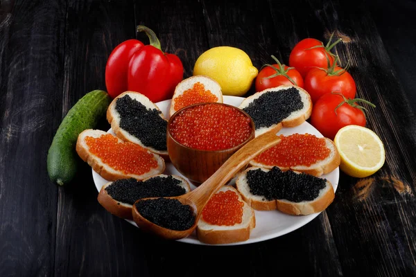 Kırmızı ve siyah havyar. 