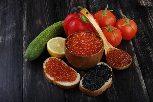 Kırmızı ve siyah havyar. 