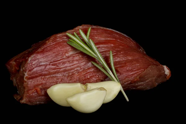 Свіжий сирий яловичий стейк ізольований на білому тлі, вид зверху — стокове фото