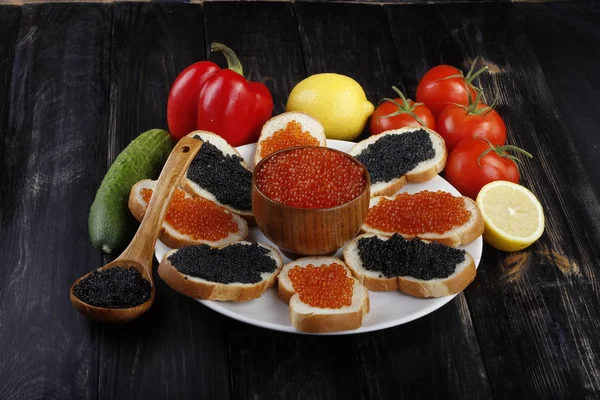 Kırmızı ve siyah havyar. 