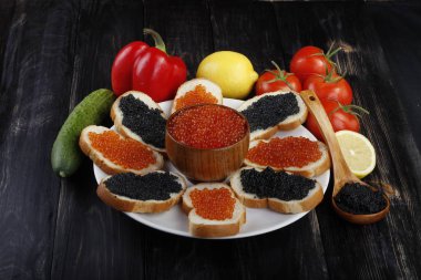 Kırmızı ve siyah havyar. 