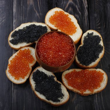 Kırmızı ve siyah havyar. 