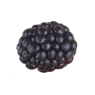 olgun tatlı böğürtlen beyaz arka plan izole, yakın çekim 