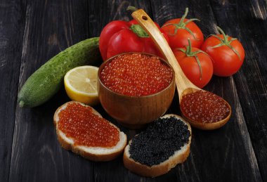 Kırmızı ve siyah havyar. 