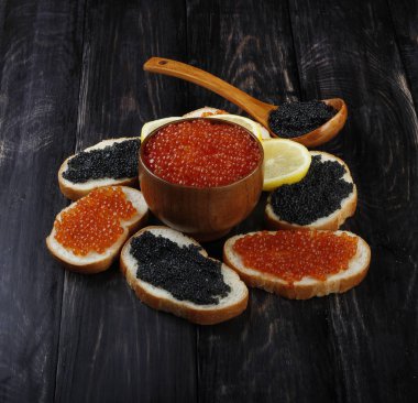 Kırmızı ve siyah havyar. 