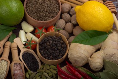 Arka planda, taze fesleğen yakın çekim