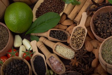 Arka planda, taze fesleğen yakın çekim