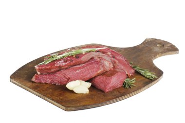 Beyaz arka planda izole edilmiş taze çiğ biftek.