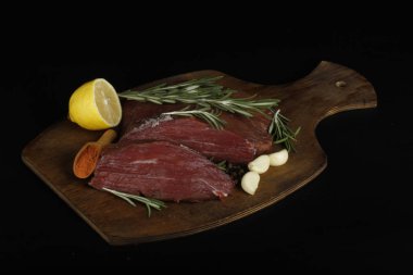 Beyaz arka planda izole edilmiş taze çiğ biftek.