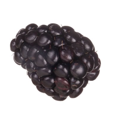 olgun tatlı böğürtlen beyaz arka plan izole, yakın çekim 