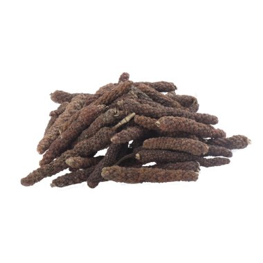 beyaz arka plan üzerinde izole uzun karabiber yığını