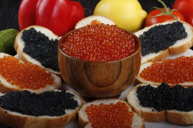 Kırmızı ve siyah havyar. 