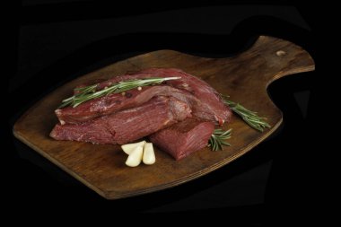 Beyaz arka planda izole edilmiş taze çiğ biftek.